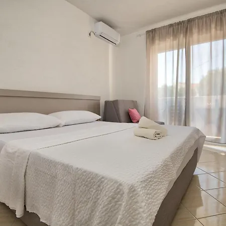 Hotel Apartments More 3* 네움