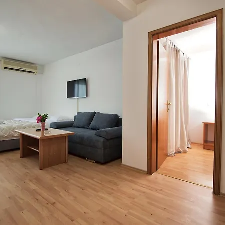 Hotel Apartments More 게스트하우스 3*