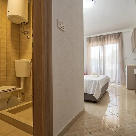 Hotel Apartments More 3* 네움