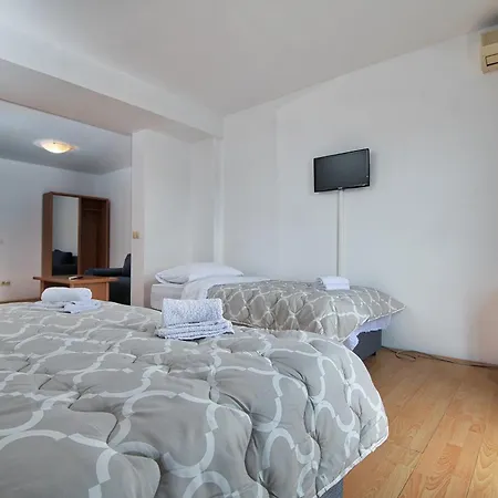 게스트하우스 Hotel Apartments More 3*