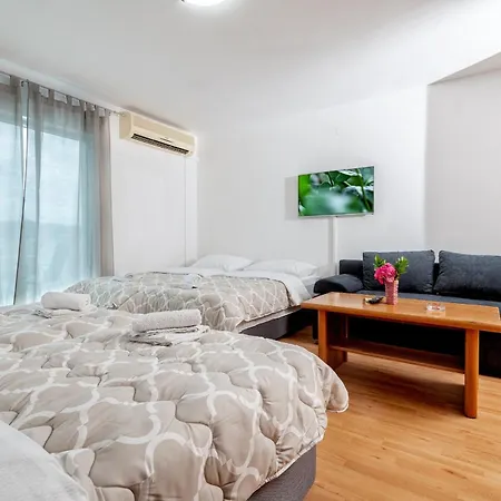 Hotel Apartments More 네움